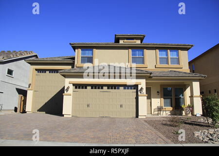 Zweistöckiges Haus mit Garage für zwei Autos Stockfoto, Bild: 104793421