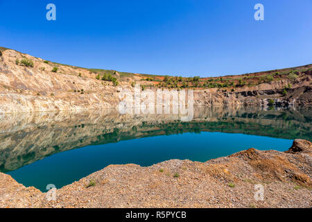 Panoramablick vom Boden eines Kraters mit Wasser gefüllt. Stockfoto