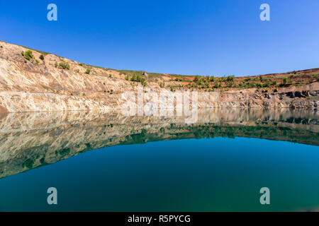 Panoramablick vom Boden eines Kraters mit Wasser gefüllt. Stockfoto