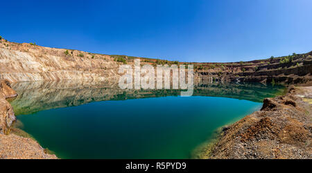 Panoramablick vom Boden eines Kraters mit Wasser gefüllt. Stockfoto