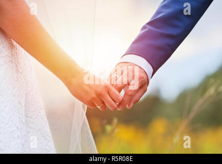 Hochzeitspaar, Hand in Hand Stockfoto