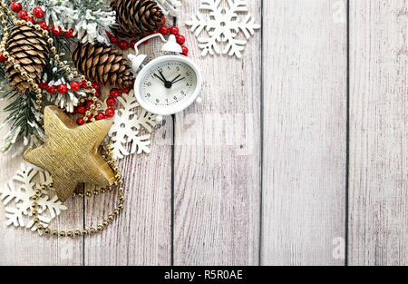 Frohes neues Jahr. Weihnachten Komposition mit Tannenzweigen, Uhren und Weihnachten Attribute. Postkarte Stockfoto