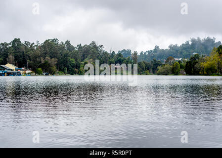 Anzeigen von Kodaikanal See vom Boot aus Stockfoto