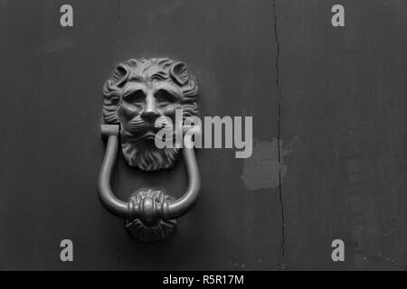 Italien: Nahaufnahme der rustikale alte Tür Stockfoto