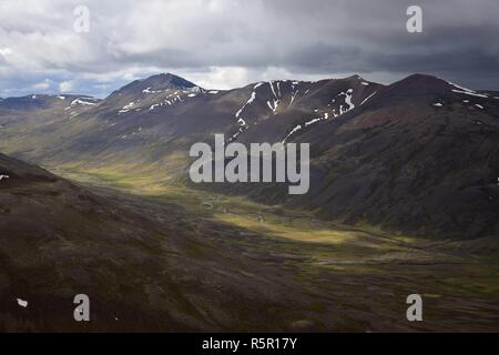 Isländische Landschaft. Das Tal zwischen dem Svinadalsfjall und die vatnsdalsfjall. Blick von oben auf einem Berg. Überwiegend bewölkt mit einigen Flecken von s Stockfoto