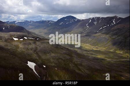 Isländische Landschaft. Das Tal zwischen dem Svinadalsfjall und die vatnsdalsfjall. Blick von oben auf einem Berg. Überwiegend bewölkt mit einigen Flecken von s Stockfoto