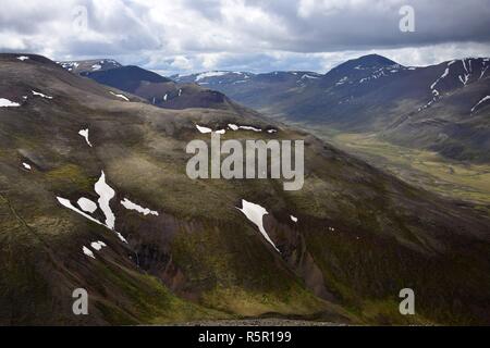 Isländische Landschaft. Das Tal zwischen dem Svinadalsfjall und die vatnsdalsfjall. Blick von oben auf einem Berg. Überwiegend bewölkt mit einigen Flecken von s Stockfoto