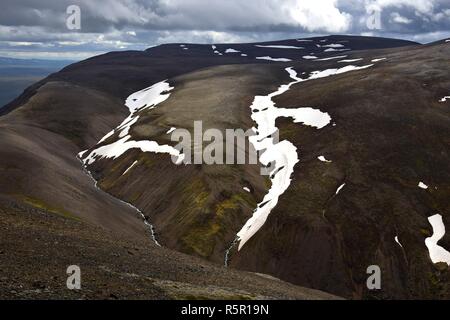 Isländische Landschaft. Oben auf dem Bergrücken Svinadalsfjall. Braun Erde und etwas Schnee. Stockfoto