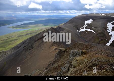 Isländische Landschaft. Wandern auf dem Berg Reihe Svinadalsfjall. Stockfoto