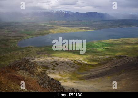 Isländische Landschaft. Blick von der Spitze des Svinavatn Svinadalsfjall zum See. In der Front ist ein Berg Folie von oben zu sehen. Bewölkt mit so Stockfoto