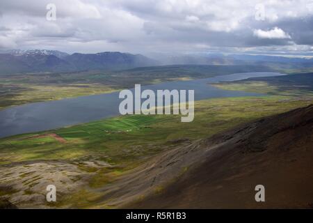 Isländische Landschaft. Blick von der Spitze des Svinavatn Svinadalsfjall zum See. In der Front ist ein Berg Folie von oben zu sehen. Bewölkt mit so Stockfoto