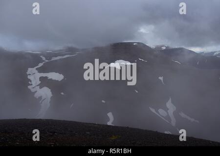 Isländische Landschaft. Auf der Oberseite des Svinadalsfjall bei schlechtem Wetter. Wolken, schließen. Stockfoto