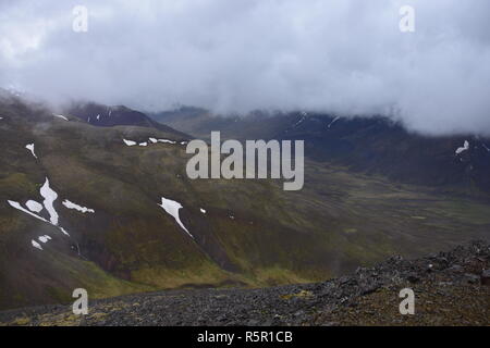 Isländische Landschaft. Auf der Oberseite des Svinadalsfjall bei schlechtem Wetter. Wolken über dem vatnsdalsfjall und das Tal kommen. Stockfoto