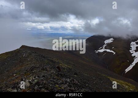 Isländische Landschaft. Auf der Oberseite des Svinadalsfjall bei schlechtem Wetter. Wolken, schließen. Stockfoto