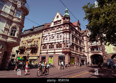 Freiburg im Breisgau, Baden-Württemberg, Deutschland - 30. JULI 2018: Kreuzung in der Nähe des Martin Tor (martinstor) mit Radfahrer und Menschen spazieren zu gehen. Stockfoto