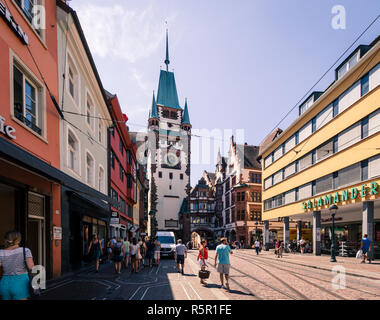 Freiburg im Breisgau, Baden-Württemberg, Deutschland - 30. JULI 2018: Menschen flanieren in der Einkaufsstraße gegenüber Martin's Gate (martinstor) im Sommer Stockfoto