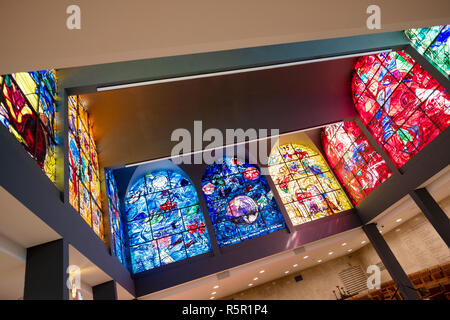 Einige von neun Chagall-Fenstern in der Abbell-Synagoge im medizinischen Zentrum der Hadassah-Universität in Jerusalem, Israel. Stockfoto