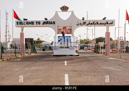 Ein Zeichen in Arabisch und Englisch an der Grenze von Eilat, Israel in Jordanien allgemein verwendet für touristische Besuche nach Petra und Wadi Rum.. Stockfoto