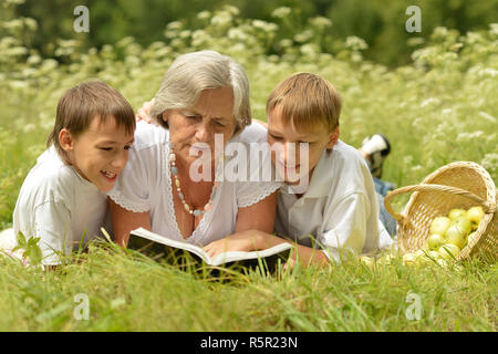Glückliche Familie an einem sonnigen Sommertag Stockfoto