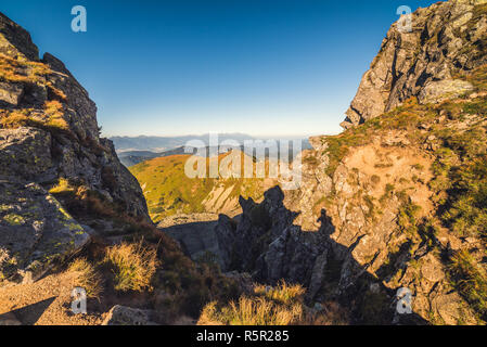 Berglandschaft im Licht der Sonne Blick vom Mount Dumbier in der Niederen Tatra, Slowakei. Hohe Tatra Hintergrund. Stockfoto