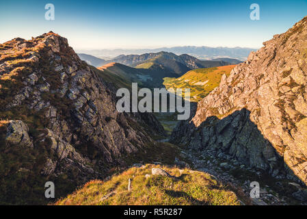 Berglandschaft im Licht der Sonne Blick vom Mount Dumbier in der Niederen Tatra, Slowakei. West Tatra Hintergrund. Stockfoto