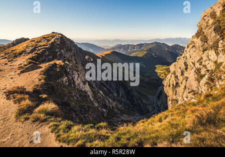 Berglandschaft im Licht der Sonne Blick vom Mount Dumbier in der Niederen Tatra, Slowakei. West Tatra Hintergrund. Stockfoto