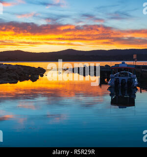 Binalong Bay, Tasmanien, Australien. Sonnenuntergang über dem berühmten Tasmanischen Lage in der Bucht von Bränden. Stockfoto