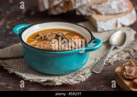 Traditionelle Sauer Kohlsuppe mit Würstchen und Pilze Stockfoto