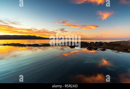 Binalong Bay, Tasmanien, Australien. Sonnenuntergang über dem berühmten Tasmanischen Lage in der Bucht von Bränden. Stockfoto