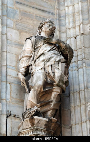 Saint Margaret, bekannt als Margarete von Antiochia, Statue auf dem Mailänder Dom, Duomo di Santa Maria Nascente, Mailand, Lombardei, Italien Stockfoto