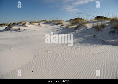 Unberührte weiße Sand Strand und Dünen mit Gras auf Okaloosa Island, Florida, USA. Stockfoto