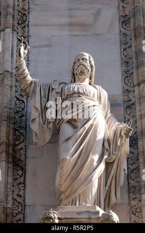 Apostel, Statue auf der Fassade der Mailänder Dom, Duomo di Santa Maria Nascente, Mailand, Lombardei, Italien Stockfoto