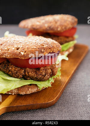 Linsen, Nussbaum Burger auf Vollkornbrot Brötchen. Stockfoto