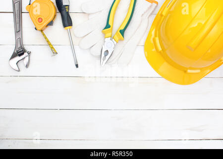 Construction Tools auf weißem Holz, kopieren Sie unten. Stockfoto