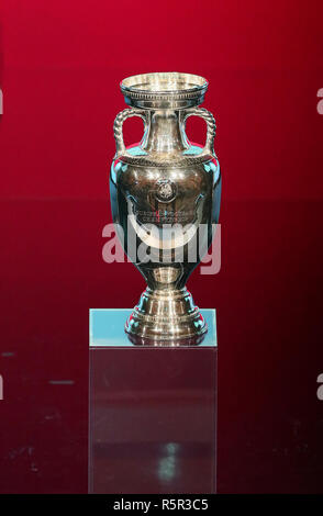 Die Henri Delaunay Trophäe während der Euro European Qualifier 2020 zeichnen im Convention Centre, Dublin. Stockfoto