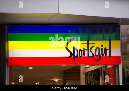 SYDNEY, AUSTRALIEN - 9. FEBRUAR 2015: Detail von Sportgirl store in Sydney, Australien. Sportsgirl ist eine australische Kleidung der Frauen Kette gegründet mit 194 Stockfoto