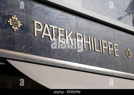 BASEL, SCHWEIZ, 22. SEPTEMBER 2018: Detail von Patek Philippe store in Basel, Schweiz. Es ist ein Luxus, der Schweizer Uhrenhersteller im Jahre 1839 gegründet. Stockfoto