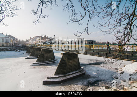 Uzhgorod Fußgängerbrücke in der Mitte der Stadt mit Eis und Schnee Stockfoto