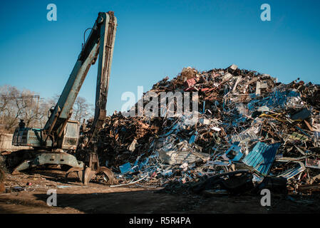 Recycling Station. Metall dump mit Kran und tiefen blauen Himmel Stockfoto