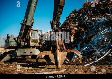 Recycling Station. Metall dump mit Kran und tiefen blauen Himmel Stockfoto