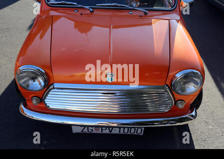 Vor Mini Morris, Oldtimer während der Retro Mobile Parade in Zagreb, Kroatien ausgestellt Stockfoto