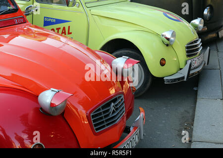 Citroen 2CV, Oldtimer während der Retro Mobile Parade in Zagreb, Kroatien ausgestellt Stockfoto