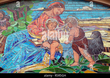 Jungfrau Maria mit dem Kind Jesus und Johannes dem Täufer, Mosaik auf der Santa Maria Kirche, Zagreb, Kroatien. Stockfoto