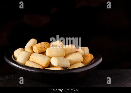 Traditionelle Snack aus Kolumbien namens achira auf schwarzem Hintergrund Stockfoto