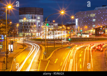 Abend Stadtverkehr in Essen, Deutschland, großen Kreuzung, Karussell, Berliner Platz, Berliner Platz, diesem Bereich würde auch von einem Diesel d betroffen sein Stockfoto