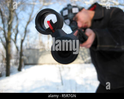 Mann mit einem Luftgewehr in Winter Park. Stockfoto