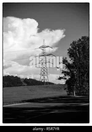 Schwarz-weiß Foto von Strom Tower im sonnigen Tag auf der schönen Himmel bewölkt. Landschaft Szene in einem Frame Stockfoto