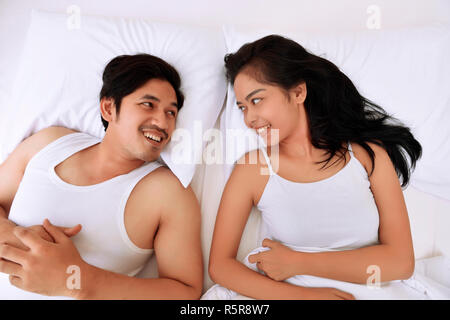 Romantische asiatische Paar liegend und Suchen gegenseitig Stockfoto
