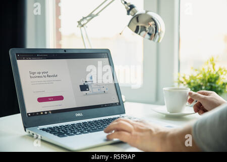 WROCLAW, Polen - 29. NOVEMBER 2018: Moderne Laptop auf dem Schreibtisch im Büro mit Revolut Webseite auf dem Bildschirm. Revolut ist ein digitales banking Alternative Stockfoto