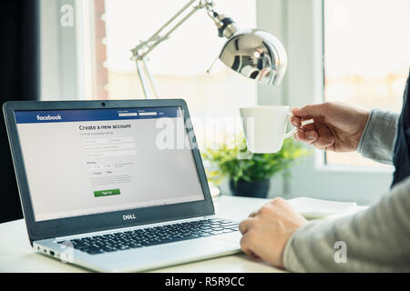 WROCLAW, Polen - 29. NOVEMBER 2018: Moderne Laptop auf dem Schreibtisch im Büro mit Facebook Webseite auf dem Bildschirm. Facebook, Inc. ist ein US-amerikanischer online s Stockfoto